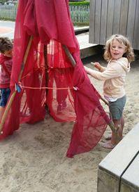 Ook onze kinderen zijn met dozen en kleden aan het spelen en maken er de