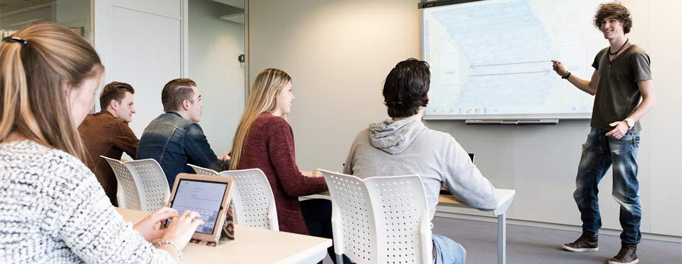 Kandidaat profiel Profiel Voorzitter College van Bestuur U bent een natuurlijk bindende factor, toegankelijk en transparant in het handelen en geeft vanuit vertrouwen leiding aan de verdere