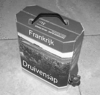 Bag-in-box Een bag-in-box is een doos met daarin een luchtdichte zak. In de zak kan 3 liter druivensap. Zie de foto s hieronder. 2p 14 In een glas gaat 20 cl sap.
