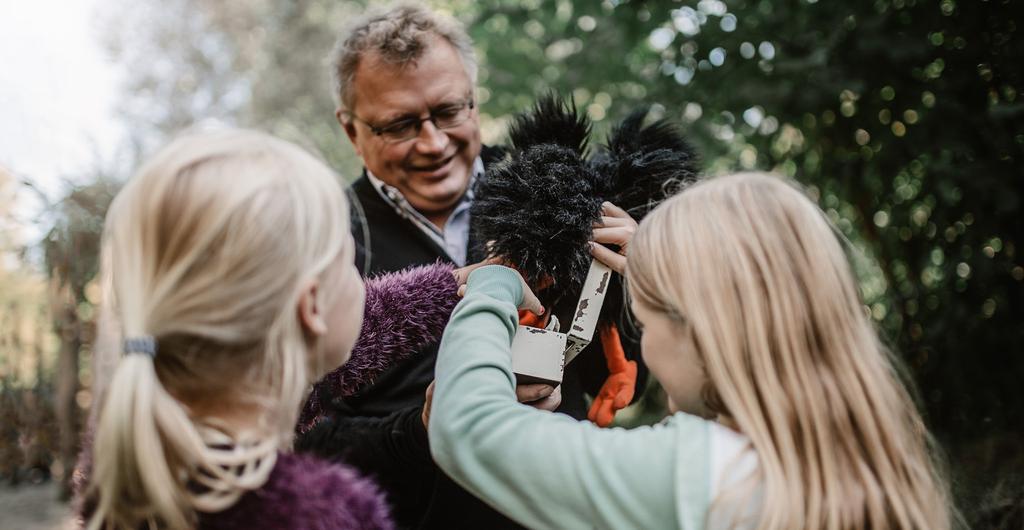 de schat van de zeerover 'Ik heb hem gezien hoor. Hij was een schat aan het verstoppen! Hier vlakbij. Ik zag hem pijlen leggen. Anders weet hij zelf niet meer waar die ligt natuurlijk.