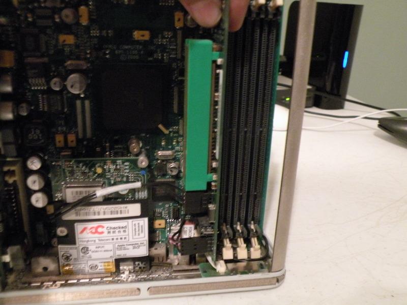 Stap 9 Het verwijderen van de AGP Riser kaart Trek de kaart uit de PCI Socket, en nee, helaas, kunt u