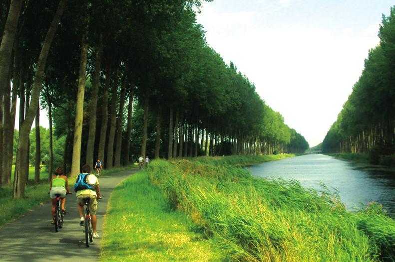 34 92 DAMSE VAART Damme Zeer kenmerkend in dit polderlandschap zijn de kaarsrechte kanalen, omzoomd door bomen die van de zeewind weg neigen. De Damse Vaart heet officieel het Napoleonkanaal.