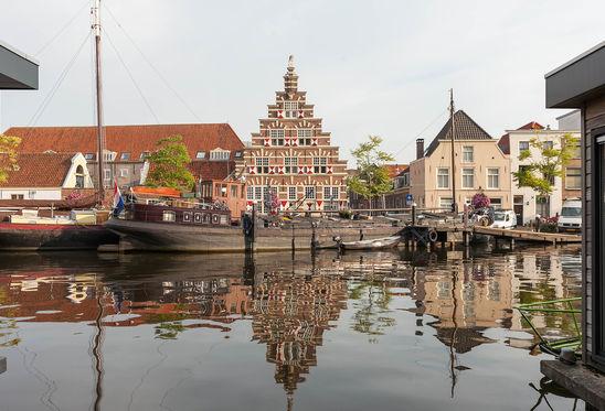 Wonen in een oase van rust midden in het centrum U bent op zoek naar een appartement met een lichte woonkamer en twee slaapkamers midden in het gezellige centrum van Leiden?