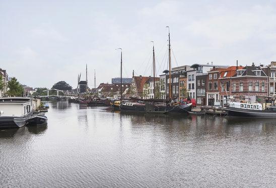 De woning is zeer leuk gelegen in een oase van rust midden in het centrum.