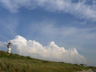 Doordat cumuluswolken boven land in de meeste gevallen overdag ontstaan worden ze beschenen door de zon en zijn ze tegen een heldere achtergrond vaak verblindend wit.