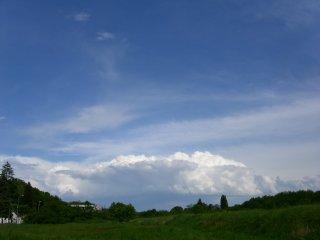 wolk "gevoed" wordt en veroorzaakt een krachtige dalende luchtstroming, die downdraught genoemd wordt.