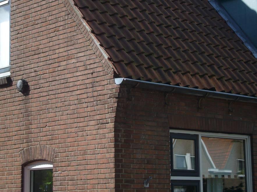 Figuur 2: Hoekwoning Sieger van der Laanstraat met boven dakgoot nestruimte voor gierzwaluw. Het plangebied is ook geschikt voor de jaarrond beschermde huismus.