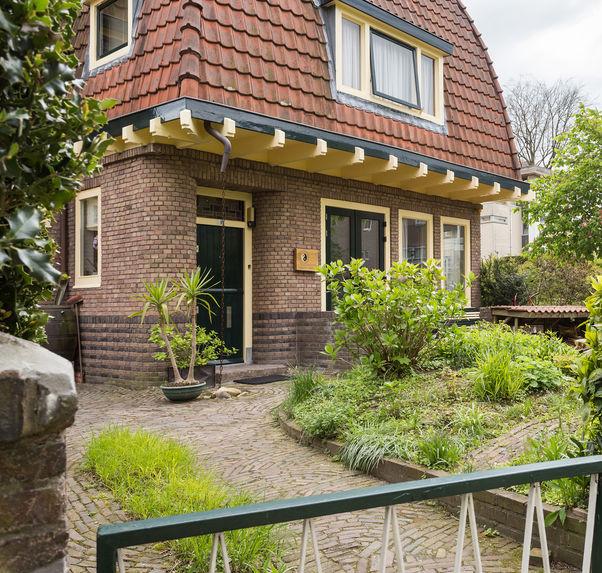 De tuin De tuin is aan de voor- en zijkant van de woning gelegen en ligt op