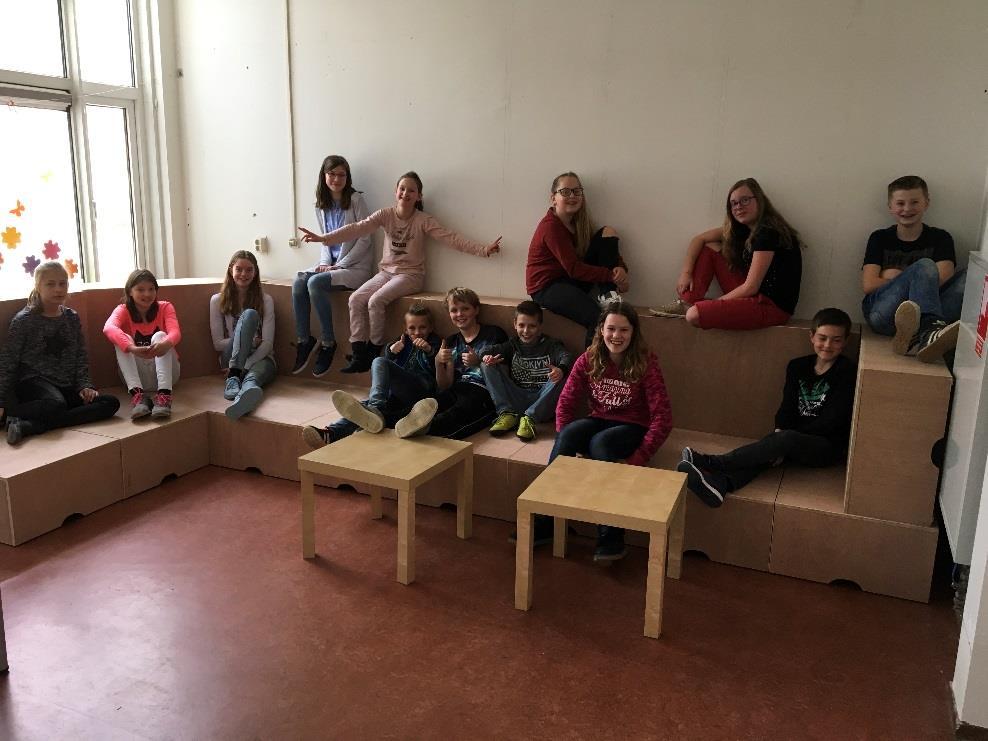 (Groep 8 heeft even een Chill-hoek ingericht met de flexibele podiumbakken, zodat ze even kunnen uitrusten van het harde werken) Sportdag De jaarlijkse sportdag in Harkema is gepland op dinsdag 16