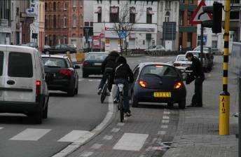 Verschillende respondenten stoorden zich het hardst aan auto's die wel heel nabij komen, doordat ze stilstaan of parkeren op het fietspad of aan de rechterkant van de rijbaan, waardoor je als fietser