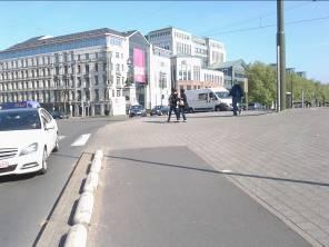 Graag fietsvriendelijke verkeerslichten of tunnels en bruggen (zonder steile hellingen voor fietsers)! Foto: Fietspad stopt abrupt op het Saincteletteplein in Brussel, Kanaalroute.