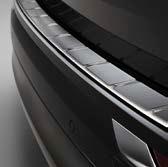 Bij het in- en uitladen van uw auto kunt u genieten van de exclusieve bumperafdekking en de verlichte scuffplate bij de achterklep. 22-inch 5 dubbelspaaks Matt Black Diamond Cut lichtmetalen velgen.