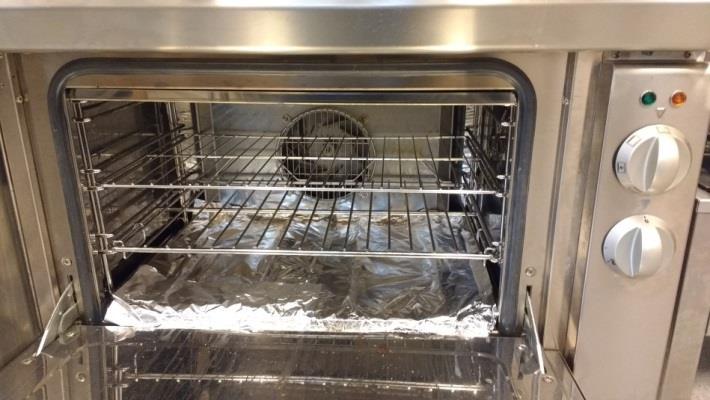 Elektrische oven met plaats voor 2 x 1/1GN De elektrische oven heeft twee knoppen: één om de temperatuur te regelen en één om de gewenste bakmethode in