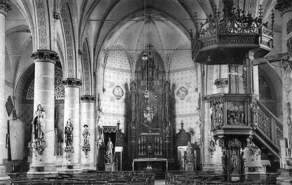 Preekstoel De karakteristieke, in houtsnijwerk uitgewerkte, preekstoel vormt één geheel met het houtsnijwerk dat in de rest van de kerk terug te vinden is en mag dus niet uit de kerk worden