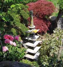 landschapstuin met ornamenten, vijvers en watervallen. tot de verbeelding spreekt de japanse tuin met een pracht aan rotsblokken, die de levensweg van de mens symboliseren.