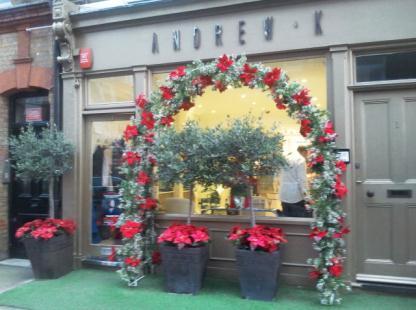 Bloemen en planten lijken in London steeds vaker een vast onderdeel van het straatbeeld te worden, zo zijn er meerdere branchevreemde winkels (Poinsettia bij Andrew K kapper