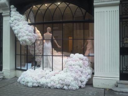 De producten zijn weliswaar niet allemaal echt, maar geeft toch de indruk dat bloemen en planten erbij horen.