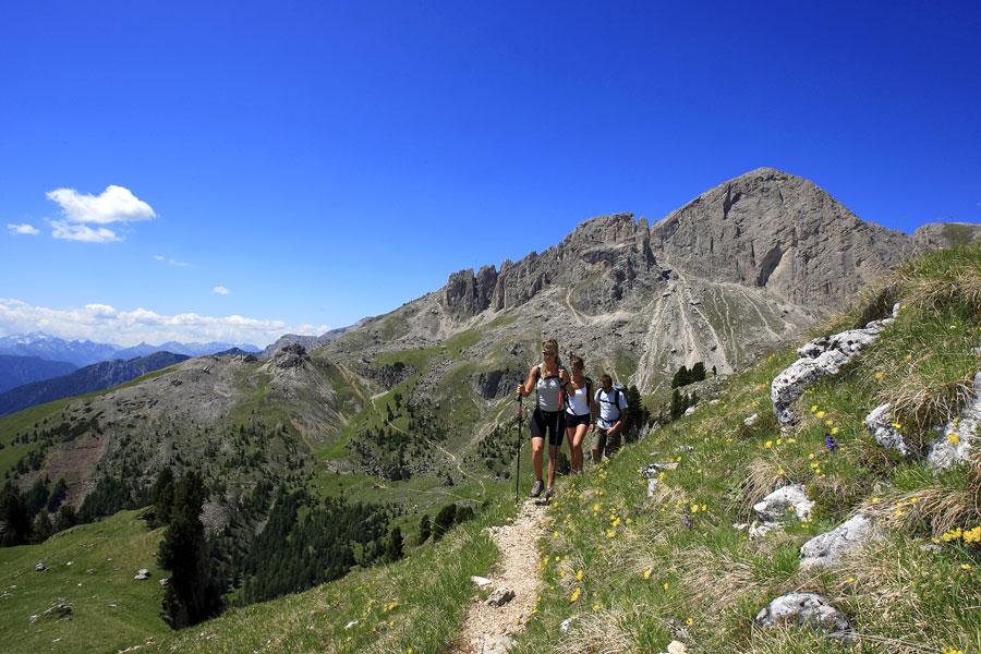 Omschrijving Huttentocht Dolomieten, Val di Fassa / Rosengarten Deze huttentocht valt in de categorie middelzwaar en start in het dorpje Pozza di Fassa in Val di Fassa, in de buurt van Bolzano,