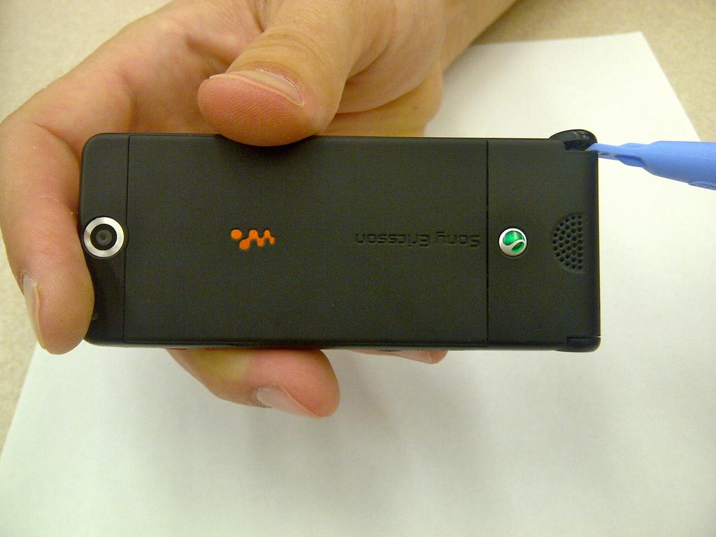 Het verwijderen van Sony Ericsson W350a Toetsenbord Stap 1 Vervangen van Flip Cover Plaats