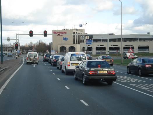 Nadat het verkeer over de het viaduct van de A2 is gereden dient het voor te sorteren naar rechts.