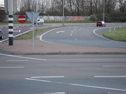 Deze oprit naar de A2 links is in de vorm van een lus en bestaat uit één rijstrook en een vluchtstrook.