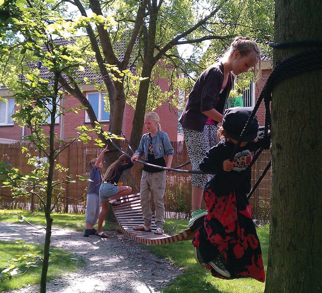 PAGINA 5 GRADATIE 2: OVERWEGEND GROEN VEEL GROEN MAAR OOK GRIJS Hierbij is een groot deel van het schoolplein ingericht als natuurlijke speelplek, maar zijn er nog enkele stenige elementen terug te