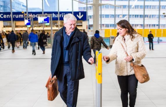 1. Achtergrond 1.1 Een unieke kans: de OV-Chipkaart als game changer Figuur 1 Zit men liever een uur in de Sprinter of wacht men op de Intercity?