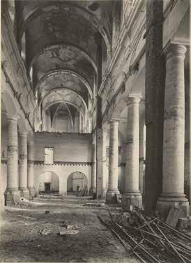 De 19de-eeuwse tussenniveaus in de midden- en zijbeuken van de kerk verdwenen na een brand in 1946.