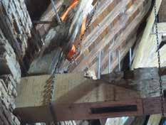 De asbestleien worden vervangen door een nieuwe dakbedekking van natuurleien. De houten vloer- en dakconstructie van de zolder wordt volledig gerestaureerd.
