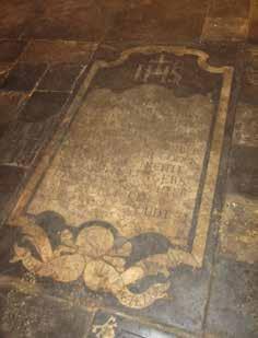 Archeologische vondst Tijdens het verwijderen van de vloer in de oostelijke pandgang, gebouwd tussen 1657 en 1661, kwamen verschillende grafstenen uit de 17de en de 18de eeuw aan het licht.