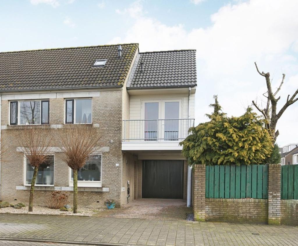 Hoekwoning met garage.