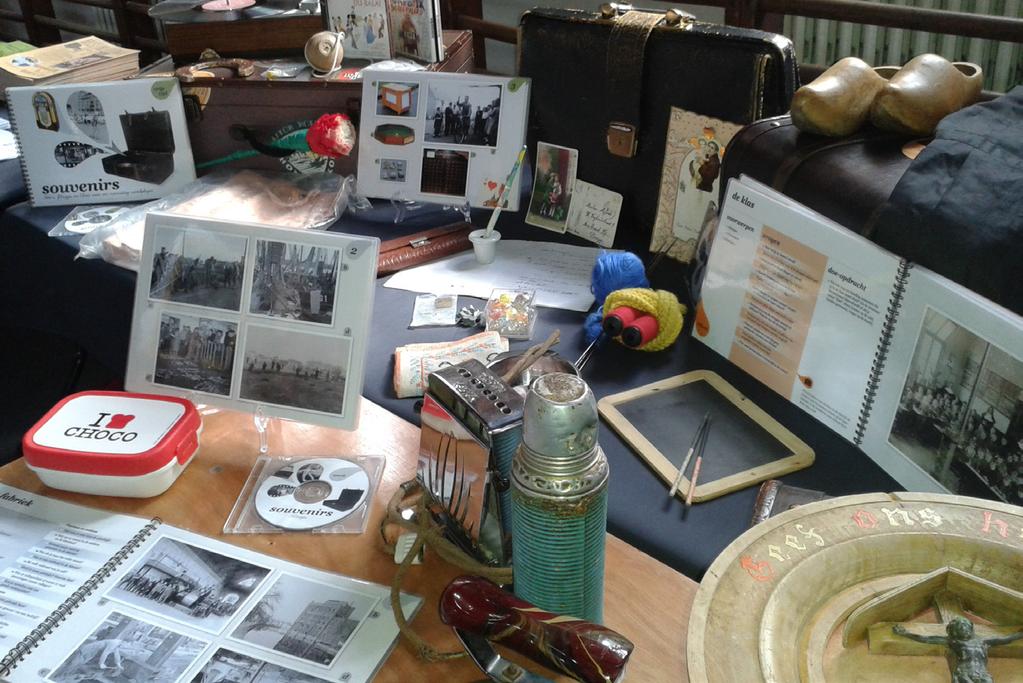 03 SOUVENIRS Foto s, filmpjes en Elixir voor een namiddag vertelplezier. Vijf koffers vol oude filmpjes, foto s of voorwerpen uit het verleden prikkelen de deelnemers om hun verhaal te brengen.
