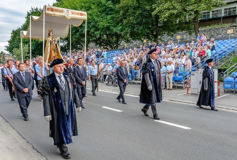 De processie is verdeelt over 18 processiegroepen, elk met een eigen bestuur, die ook zelf instaan voor de deelnemers, de kledij, de muziek, de wagens en de choreografie.