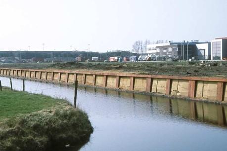 Haarbrug Noord en tevens de grootste kunstwand voor oeverzwaluwen in Nederland. De beschoeiing moest wel erg stevig zijn om de druk van het industrieterrein te weerstaan.