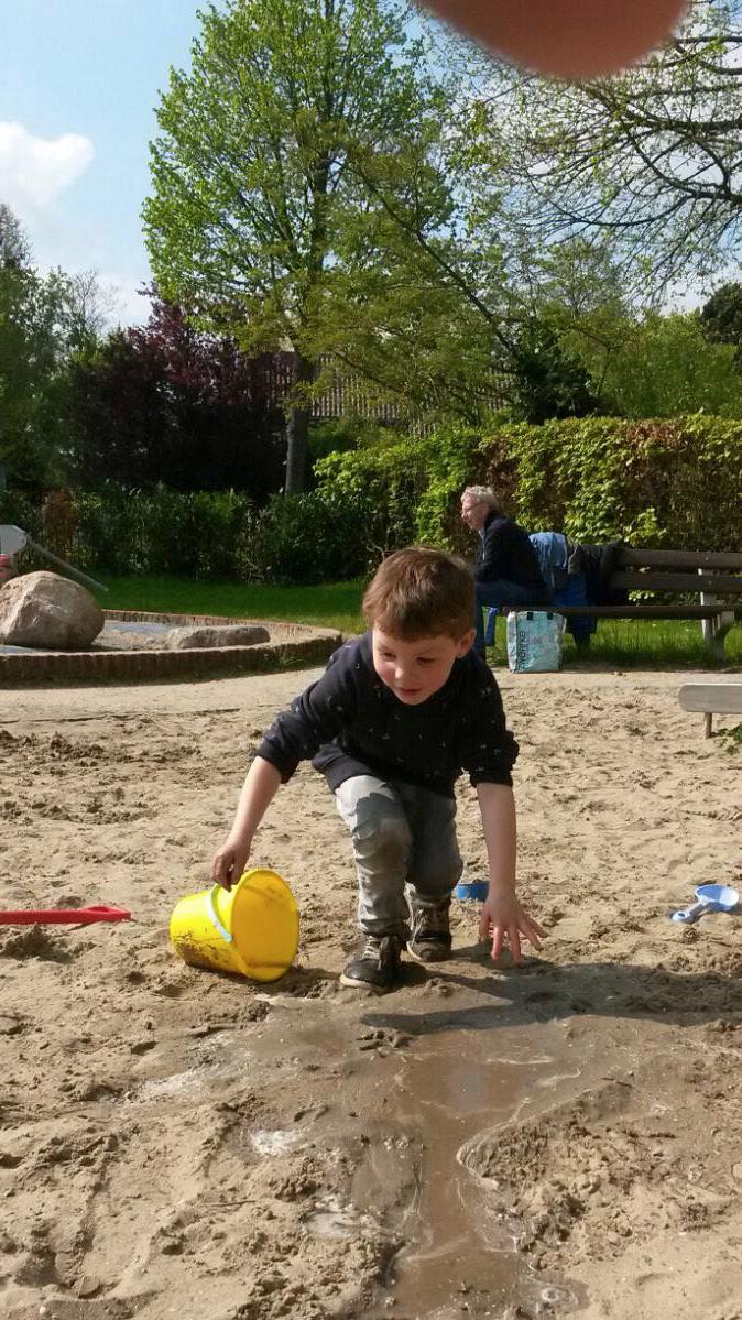 De kinderopvang zorgt voor een liefdevolle, ontwikkelingsgerichte interactie met de kinderen.