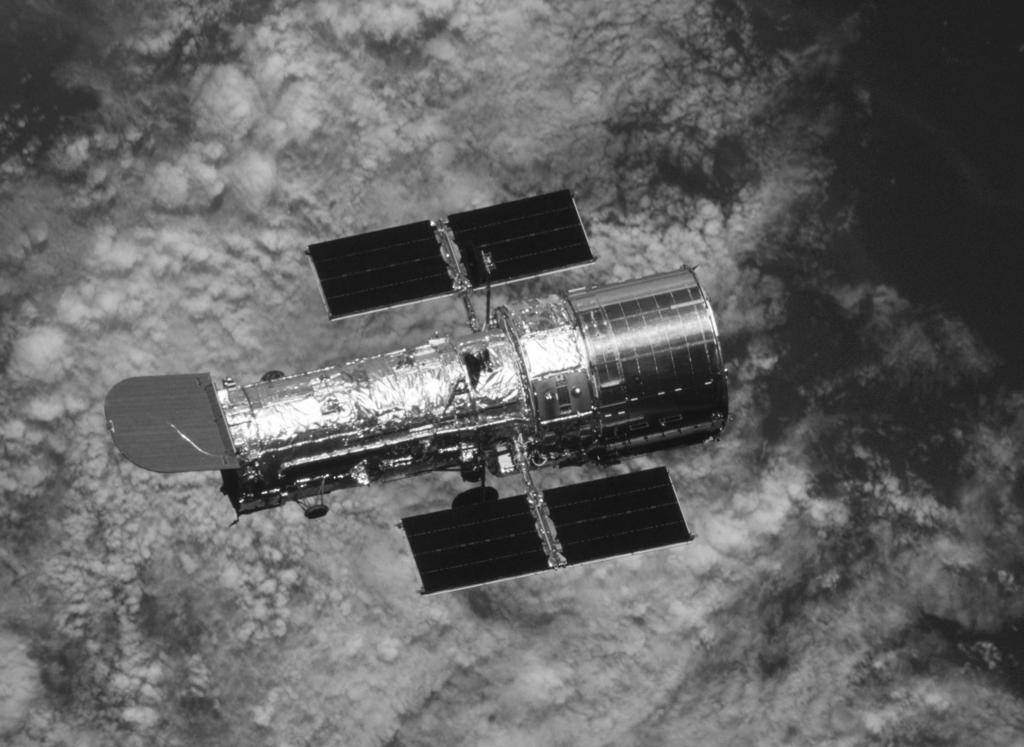 6 CHAPTER 1. NEDERLANDSE SAMENVATTING Afbeelding 4 Een foto van de Hubble ruimtetelescoop in zijn baan om de aarde. Bron: NASA. zwarte gat.