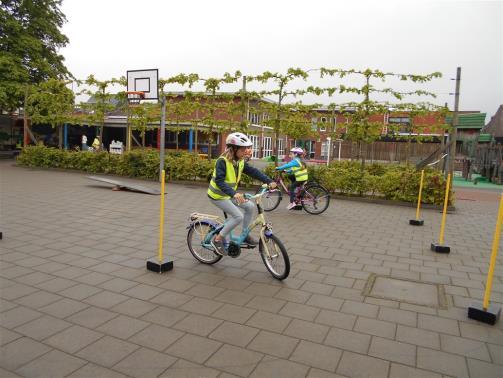 MEI-maand = verkeersmaand project VERKEER: 2 t.e.m. 12 mei Na 9 dagen veilig en milieuvriendelijk naar school te komen, geraakte deze slang vol stippen d.