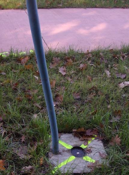 ophogingen. Het zijn de vaste punten van waaruit vertrokken wordt bij de waterpassingen. Het is dus noodzakelijk dat deze punten ook vast blijven.