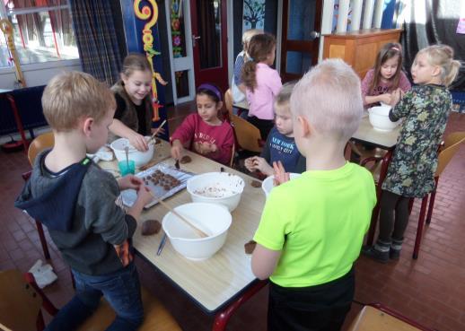 Groep 3: Afgelopen weken hebben we veel over Sinterklaas gewerkt. In onze klas hadden wij een stempelhoek en inpakhoek.