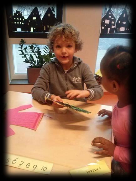 In groep 3B zaten leerlingen naar een naald te turen, Om een nieuwe verdwijnjas voor de reus te borduren In de