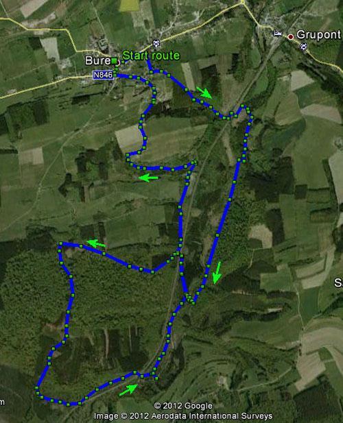 Wij vertrekken vanuit Amberloup en zijn via Sint Hubert binnen het half uur in Bure. Daar zoeken we in het centrum naar de kerk, waarvan we weten dat er rechts van de kerk parkeerruimte moet zijn.