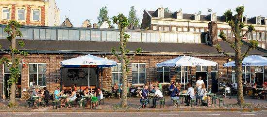 Door de beperkte ontsluiting en oriëntatie op het IJ en later het spoor heeft Oostenburg Noord een geïsoleerd karakter gekregen.