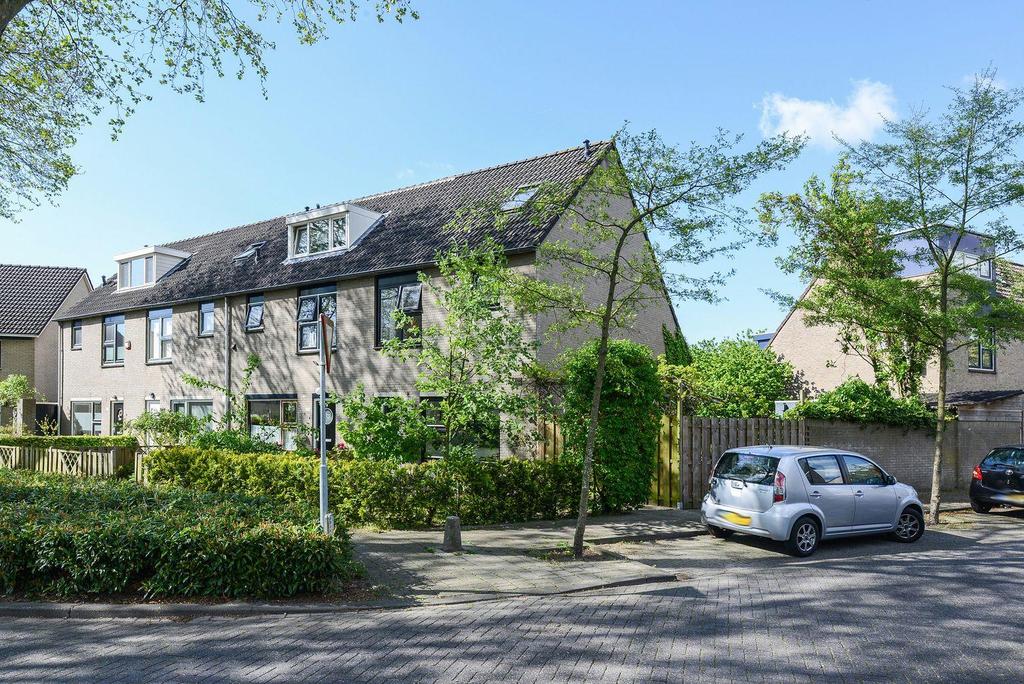 TE KOOP Royale hoekwoning (ca 350 m³) met voor-, achter,- en flinke zijtuin, berging op uitstekende locatie in de woonwijk Gageldonk,