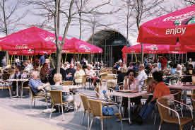 Emmaplein: sfeerbeelden Het Emmaplein wordt een levendig plein met ruimte voor terrassen en centrum- c.q. stationsvoorzieningen.