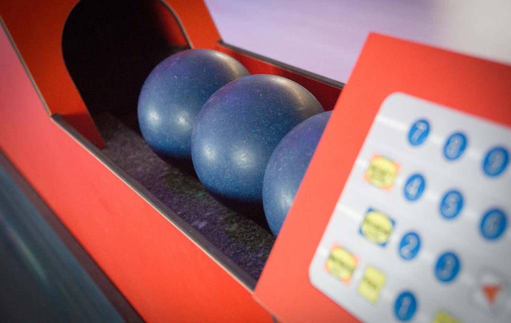 BOWLEN: Gedurende 50minuten, max. 10 pers. per baan 18 per baan FORMULE A: 2 uur bowlen, 2 drankje 9.50 per pers. FORMULE B: 2 uur bowlen, 1 uur speeltuin (tot 8j), 2 drankjes 11.