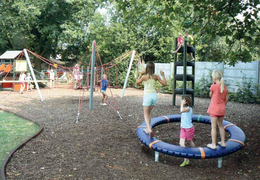 De eerste warme zonnestralen doen iedereen deugd. Eindelijk kunnen we weer naar buiten! Buiten spelen is niet alleen gezond, het zorgt er ook nog eens voor dat mama s en papa s gelukkig rondlopen.