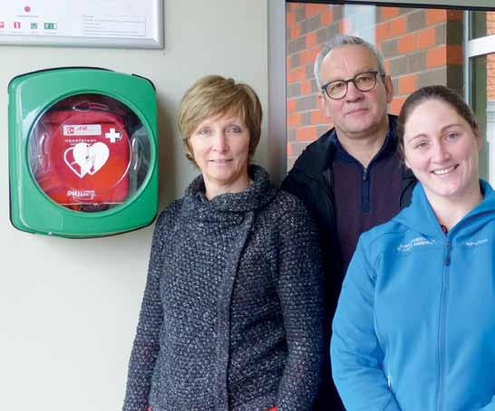 Zingem plaatste AED-toestellen U zal het misschien al gezien hebben, maar sinds maart hangt er in de inkom van De Griffel en de gemeentelijke turnzaal een AED-toestel (Automatische Externe