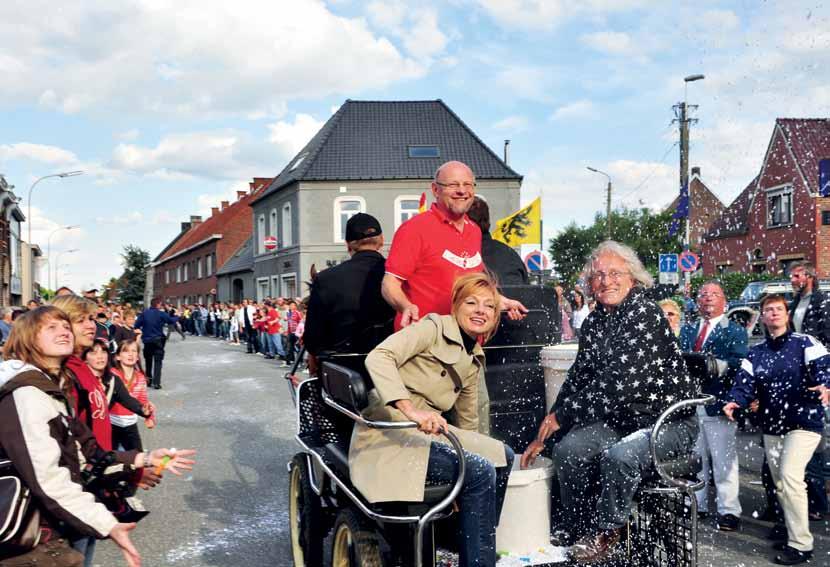 Cultuur 25 jaar d Ouwegemse Fluitjes vzw Zondag 14 juni 1992, een warme vroeg-zomerdag, was de start van wat is uitgegroeid tot een unieke lokale traditie: de vernieuwde Ouwegemse Fluitjesfeesten.