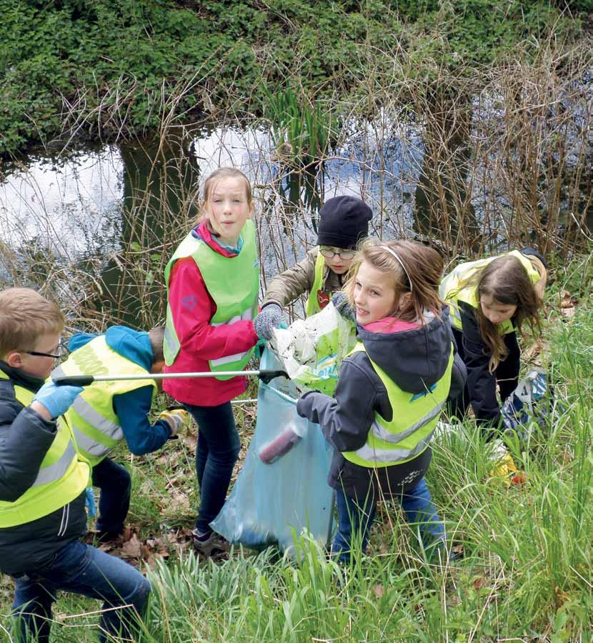 Grote zwerfvuilactie maart-april 2017 Wekelijks gaan de gemeentelijke diensten op pad om een aantal plaatsen op te ruimen. Helaas nog steeds een noodzaak.