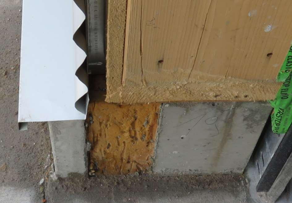 Wanneer een gewone geïsoleerde betonplint wordt geplaatst, dient erop gelet te worden dat er voldoende contact is tussen de isolatie van de betonplint en het houtskelet (figuur 105). Figuur 105.
